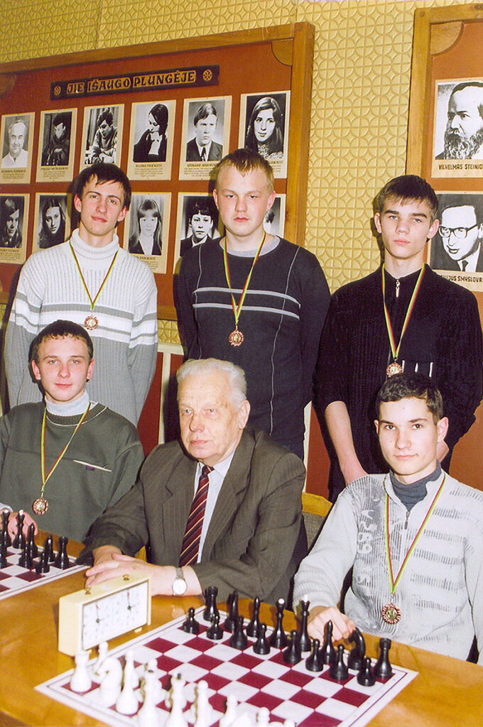 Vitalijus Vladas Andriušaitis su auklėtiniais