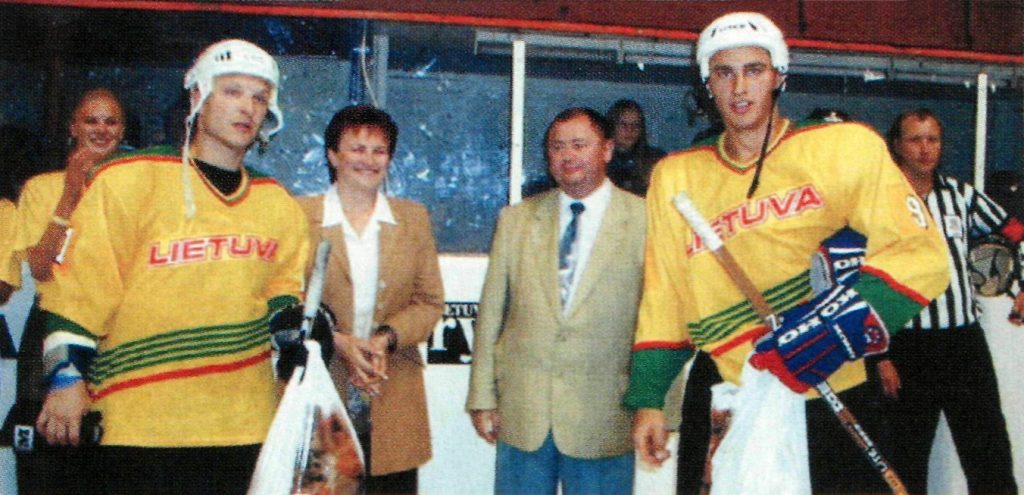 Elektrėnų ledo ritulio žvaigždės D. Kasparaitis (kairėje) ir D. Zubrus – 2001 draugiškose rungtynėse Lietuva–Latvija. Už nugaros stovi LR Seimo narė D. Mikutienė ir tuometinis Elektrėnų meras K. Vaitukaitis
