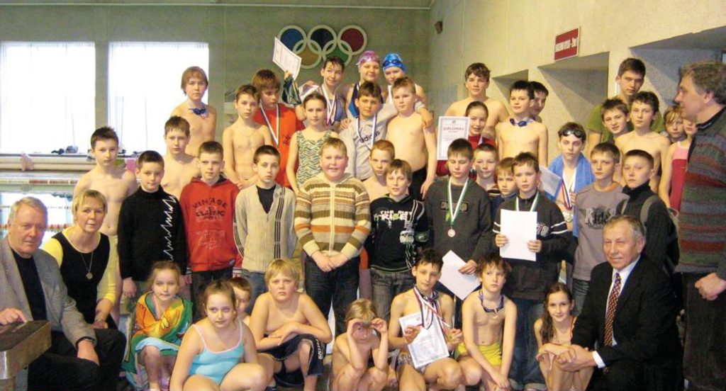 2009 Elektrėnų moksleivių plaukimo varžybų Lietuvos olimpiečių prizams laimėti dalyviai. Iš kairės: olimpiečiai E. Levickas, B. Statkevičienė; iš dešinės: R. Žulpa, V. Česiūnas