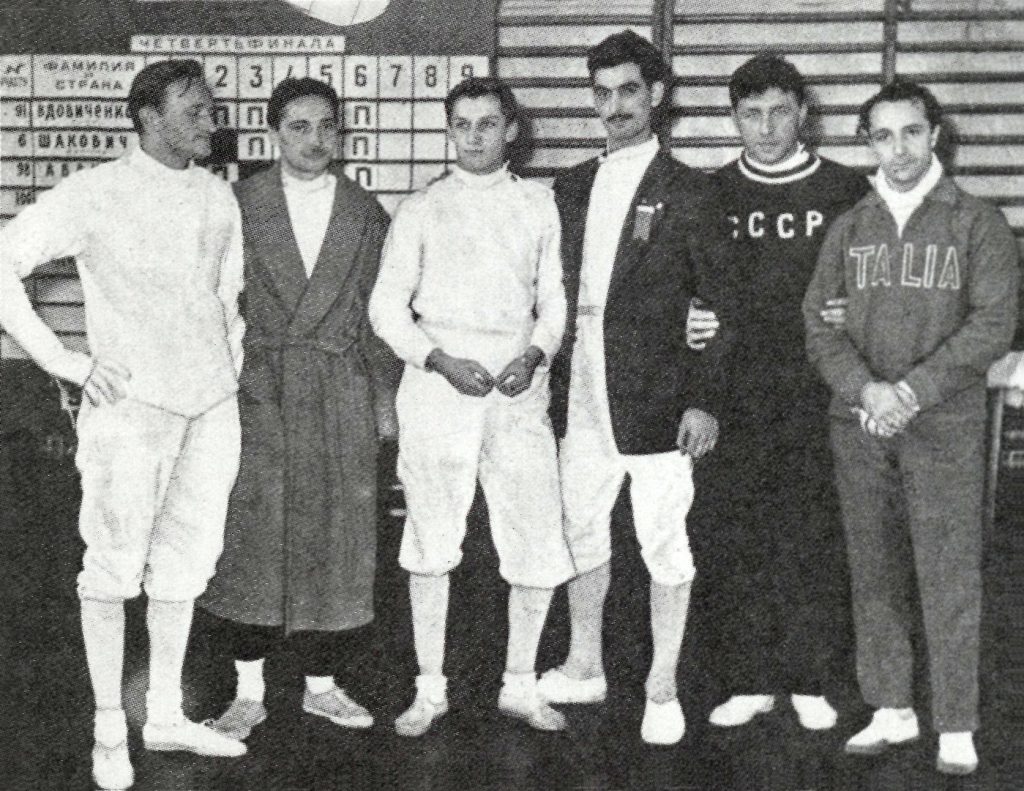 Tarptautinio fechtuotojų turnyro Maskvoje dalyviai: V. Macijauskas, J. Šakovičius (Vengrija), V. Abeltinis, A. Mujalis (Prancūzija), J. Udras, E. Mandžarotis (Italija) (1954)