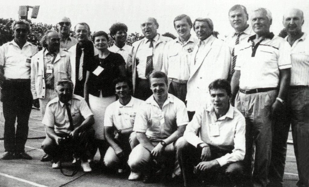 Fechtavimosi aktyvistai IV PLSŽ (1991). Tupi iš kairės: A. Vaičekauskas, V. Grinevičius, M. Palčinskas, G. Palčinskas; stovi: R. Bičkus, V. Kalmantas, A. Dipartas, A. Pajaujis, L. Varneckienė, I. Aleksandravičiūtė, Z. Tulševskis, A. Palčinskas, G. Maisiejus, J. Butkus, J. Ūselis, A. Kazakevičius