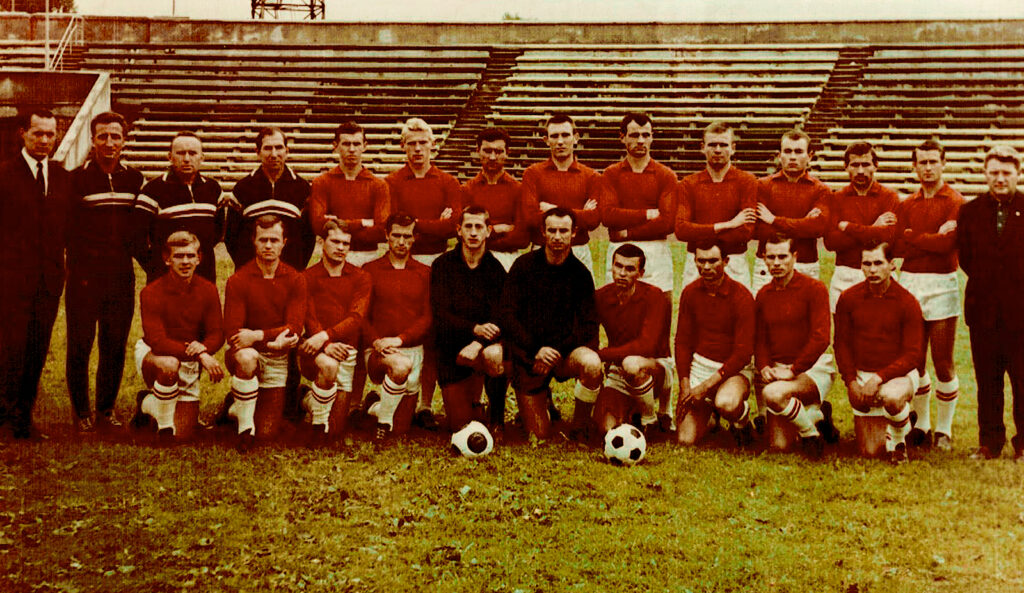 Petras Glodenis (klūpo antras iš dešinės) su Vilniaus "Žalgirio" meistrų komandos futbolininkais