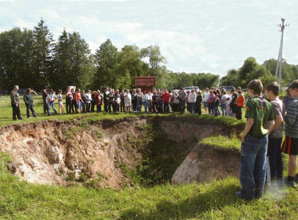 Automobilių žygio Šeima-2009 dalyviai prie smegduobės