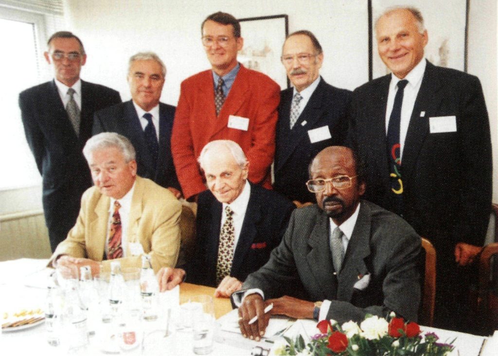 1997 Tarptautinio kilnaus sportinio elgesio XI Generalinės asamblėjos Vilniuje vadovai. Sėdi iš kairės: EFPM prez. F. Veijkas, gen. sekr. J. Pevcevičius, CIFP prez. L. Ž. N’Diaya; stovi iš kairės: P. Statuta, J. Kamutis, EFPM atstovas, A. Daumantas, S. Stonkus