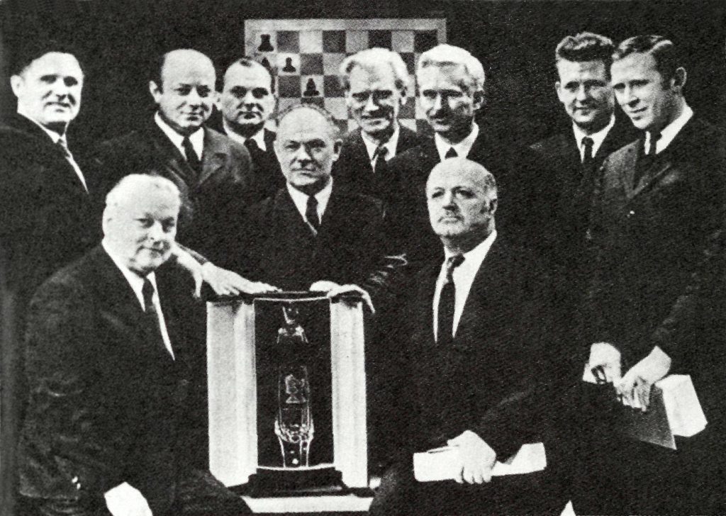 1963–71 Europos korespondencinių šachmatų taurės turnyro nugalėtojai. 1‑oje eilėje iš kairės: V. Mikėnas, A. Urbonas (federacijos pirm.), I. Vistaneckis; 2‑oje eilėje: J. Butkus, J. Krimeris, A. Uogelė, L. Kalvelis, V. Milvydas, G. Lakiūnas, G. Plungė