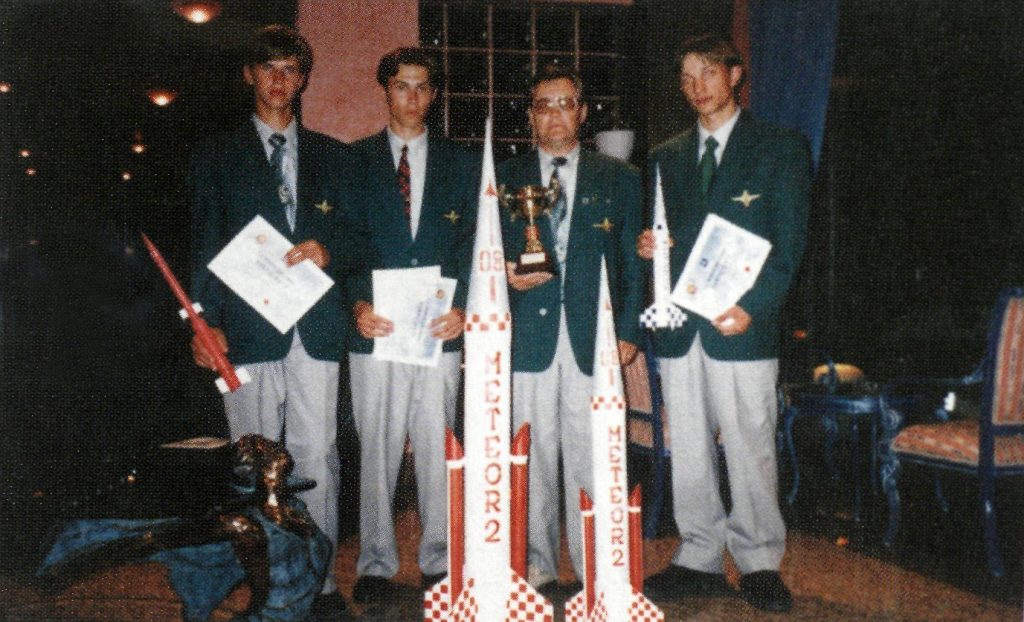 Lietuvos kosminio modeliavimo atstovai (iš kairės): A. Deikus, A. Sluckus, vad. V. Karmonas, A. Poška – I pasaulio aviacijos sporto žaidynių taurės laimėtojai (1997 Turkija)