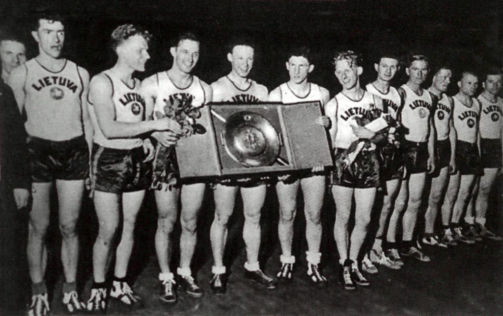 1937 Europos vyrų krepšinio čempionai. Iš kairės: L. Baltrūnas, Z. Puzinauskas, F. Kriaučiūnas, P. Talzūnas, A. Andrulis, J. Žukas, E. Nikolskis, P. Mažeika, S. Šačkus, L. Kepalas, Č. Daukša, L. Petrauskas