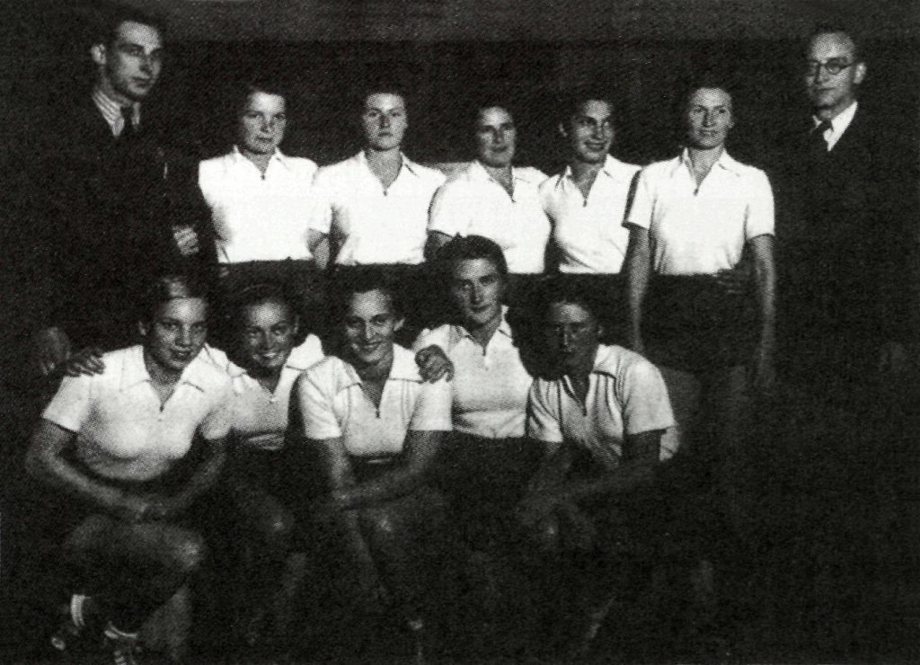 1938 Europos moterų krepšinio vicečempionė. Klūpi iš kairės: E. Vaškelytė, G. Miuleraitė, B. Didžiulytė, A. Vailokaitytė, J. Makūnaitė; stovi: tr. F. Kriaučiūnas, S. Markevičienė, T. Karumnaitė, P. Kalvaitienė, S. Astrauskaitė, J. Jazbutienė, vad. A. Blinstrubas
