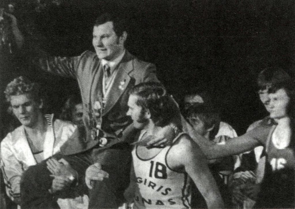 1977 su aktyviuoju sportu atsisveikina Lietuvos krepšinio legenda M. Paulauskas