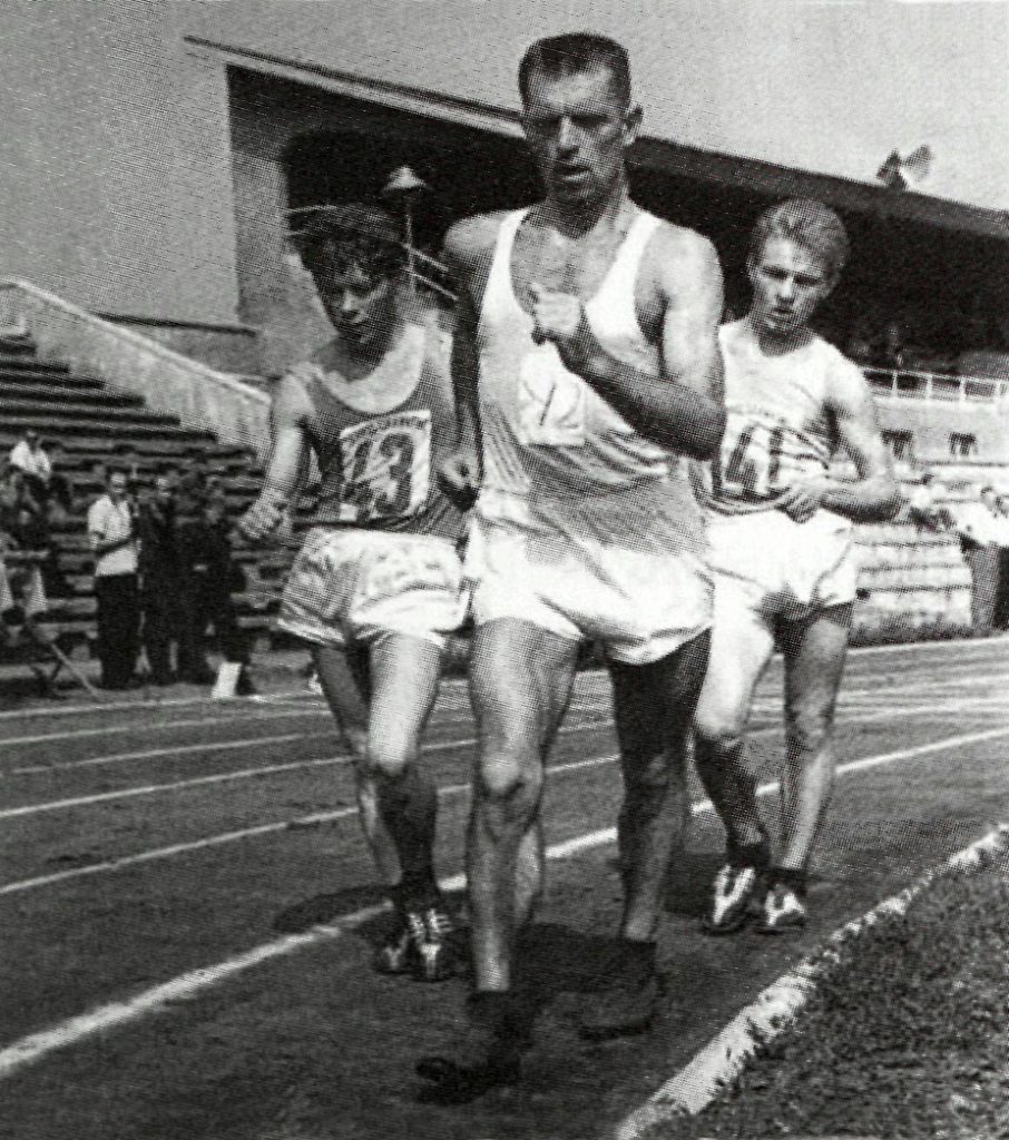 Melburno olimpinių žaidynių vicečempionas A. Mikėnas (42 nr.) kartu su A. Medvedevu (43) ir E. Salmanavičiumi (141)