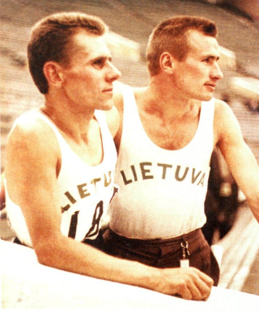 Tokijo olimpinių žaidynių dalyviai – rekordininkas A. Aleksejūnas (dešinėje) ir K. Orentas