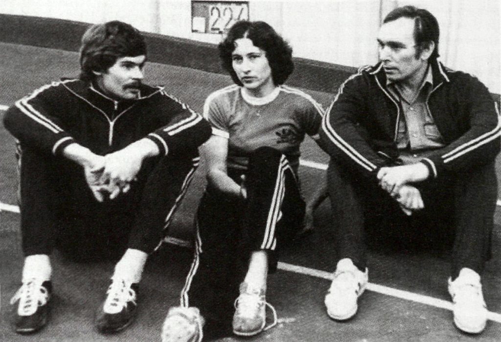 Pasaulio šuolio į aukštį rekordininkė V. Augustinavičiūtė-Bardauskienė su SSRS šuolio į aukštį čempionu R. Kazlausku (kairėje) ir treneriu J. Gadovičiumi