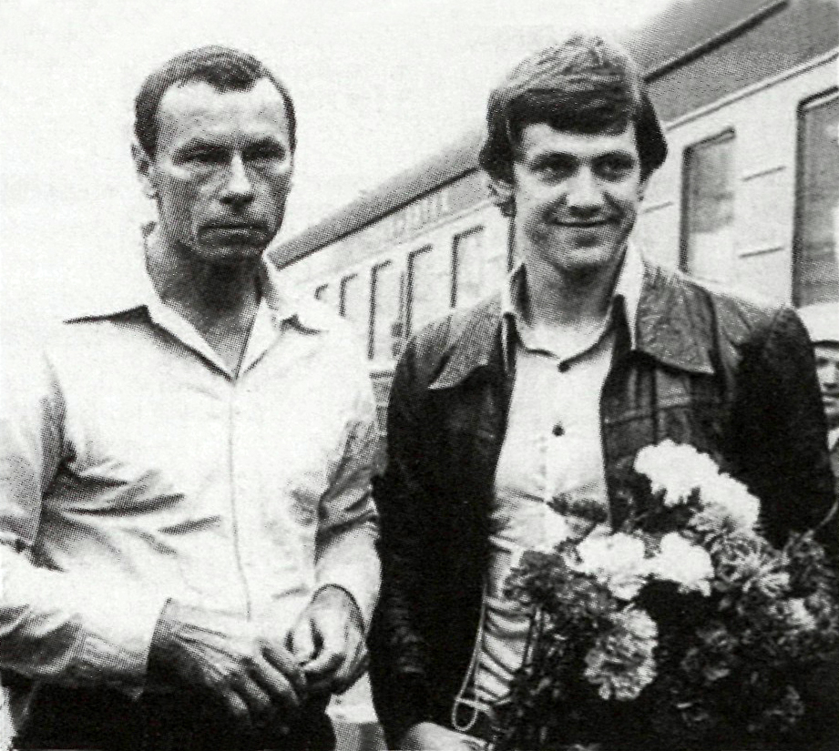 Treneris A. Krasaitis (kairėje) su savo auklėtiniu olimpiniu čempionu R. Valiuliu
