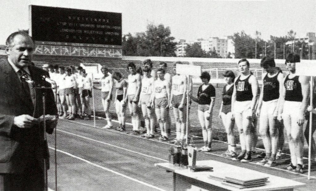 Ilgametis Lietuvos lengvosios atletikos federacijos prezidentas, daugkartinis Lietuvos čempionas ir rekordininkas G. Tarvydas sveikina VII Lietuvos vasaros spartakiados (1978) lengvosios atletikos varžybų dalyvius