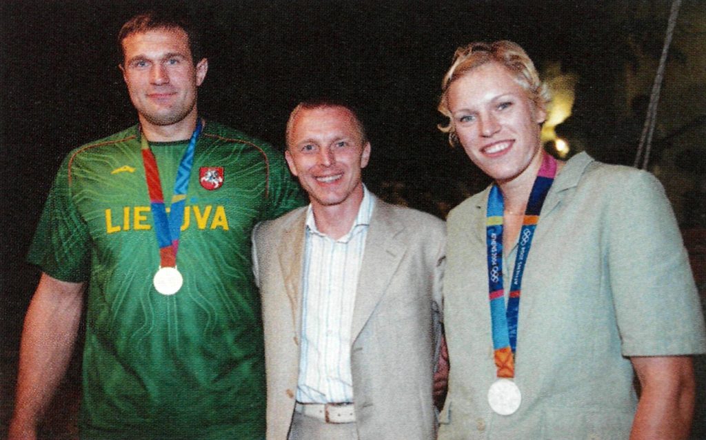 V. Alekna ir A. Skujytė Atėnuose su Lietuvos lengvosios atletikos federacijos prezidentu E. Skrabuliu