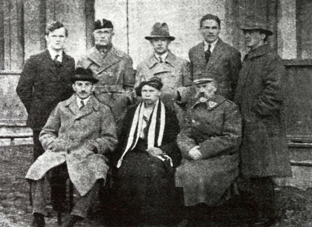 Pirmasis Lietuvos sporto lygos Vykdomasis komitetas 1922. Sėdi (iš kairės): J. Šodė (pirmasis LSL CK pirmininkas), E. Kubiliūnaitė-Garbačiauskienė, gen. ltn. J. J. Bulota; stovi: K. Bulota, S. Darius, J. Bulota, S. Garbačiauskas, V. Bulota
