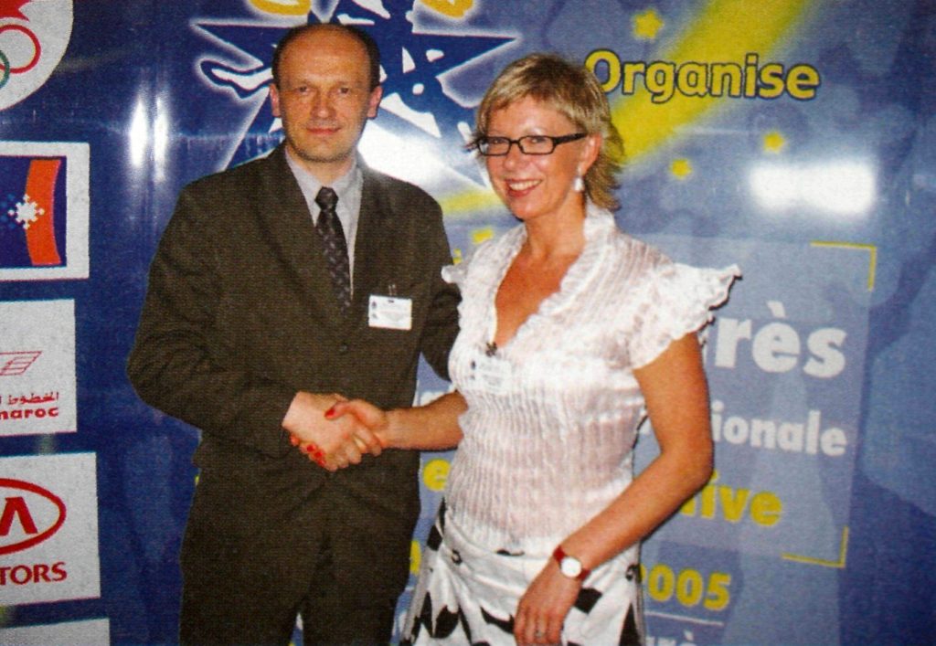 LSZF gen. sekretorius G. Nenartavičius sveikina LSŽF prezidentę L. Janušonytę, pirmąkart tapusią AIPS viceprezidente (2005 Marakešas)