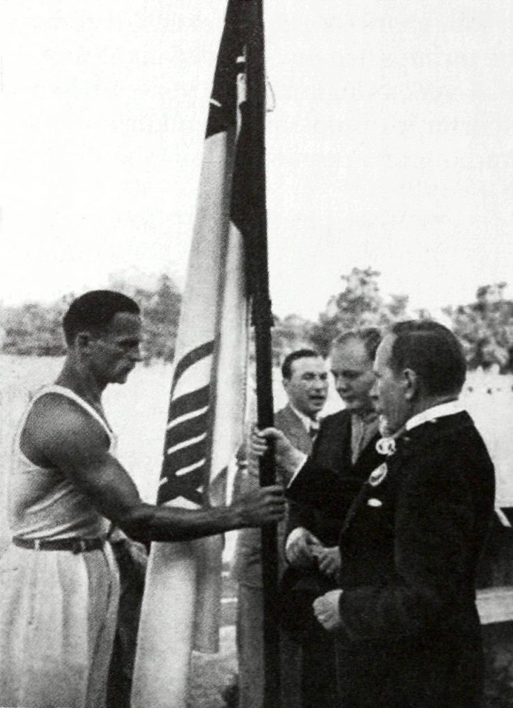 Lietuvos Respublikos Prezidentas A. Smetona – vyriausiasis olimpiados globėjas – įteikia sportininkams olimpinę vėliavą
