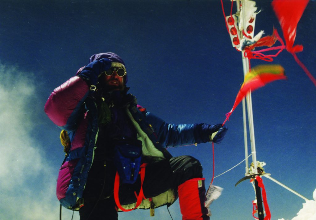 V. Vitkauskas iškelia Lietuvos vėliavą Everesto viršūnėje (1993)