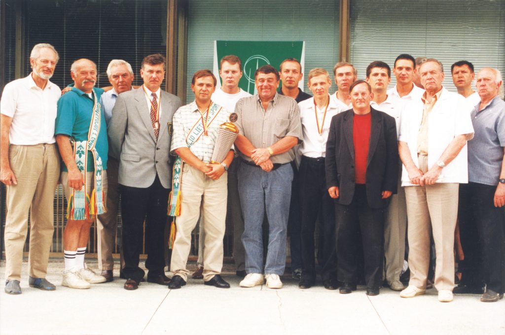 VI PLSŽ dalyviai – biliardo žaidėjai prie Gintaro biliardinės Vilniuje (1998)