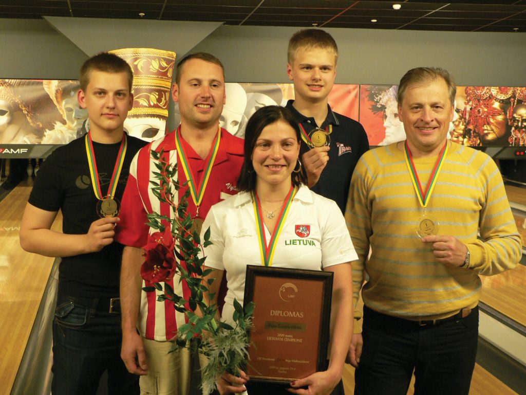 2009 Lietuvos boulingo čempiono nugalėtojai (iš kairės): D. Dusevičius, V. Pekarskis, R. Tumilevičiūtė, K. Sergejevas A. Musteikis