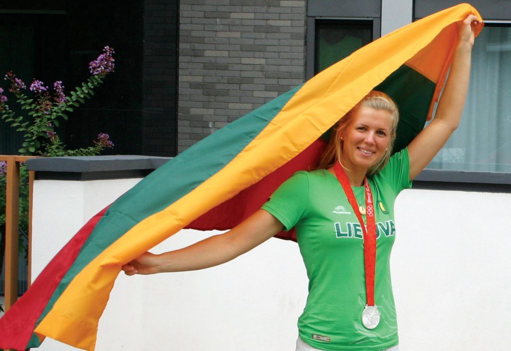G. Volungevičiutė, pasipuošusi sidabro medaliu, 2008 Pekino olimpiniame kaimelyje