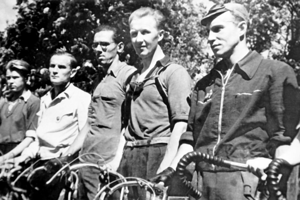 Iškiliųjų Lietuvos dviratininkų grupė. Iš kairės: S. Malinauskas, J. Pimpis, A. Juodžbalis, K. Paršaitis, P. Šaudvytis