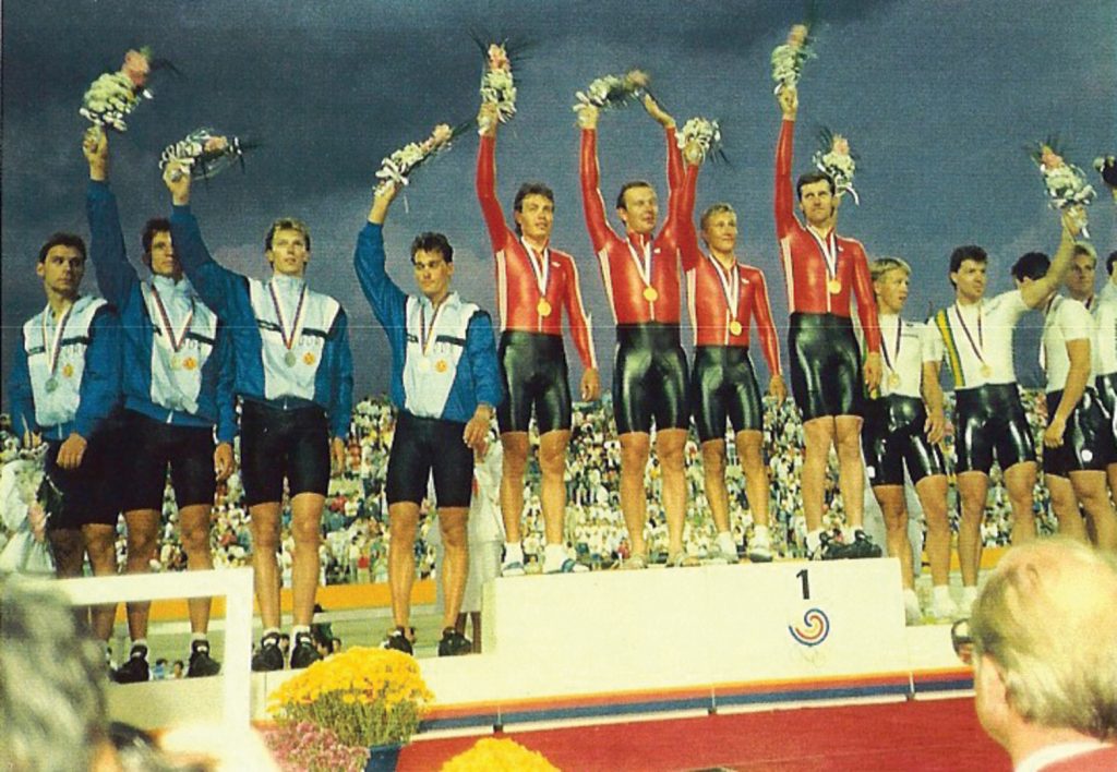 Ant 1988 Seulo olimpinių žaidynių čempionų pakylos G. Urmaras (pirmas iš dešinės) ir A. Kasputis (antras iš kairės)