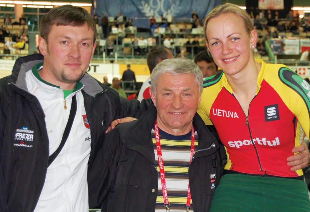 2009 pasaulio čempionė ir rekordininkė S. Krupeckaitė (dešinėje), Panevėžio kūno kultūros ir sporto centro direktorius B. Pliavga (viduryje) ir treneris D. Leopoldas