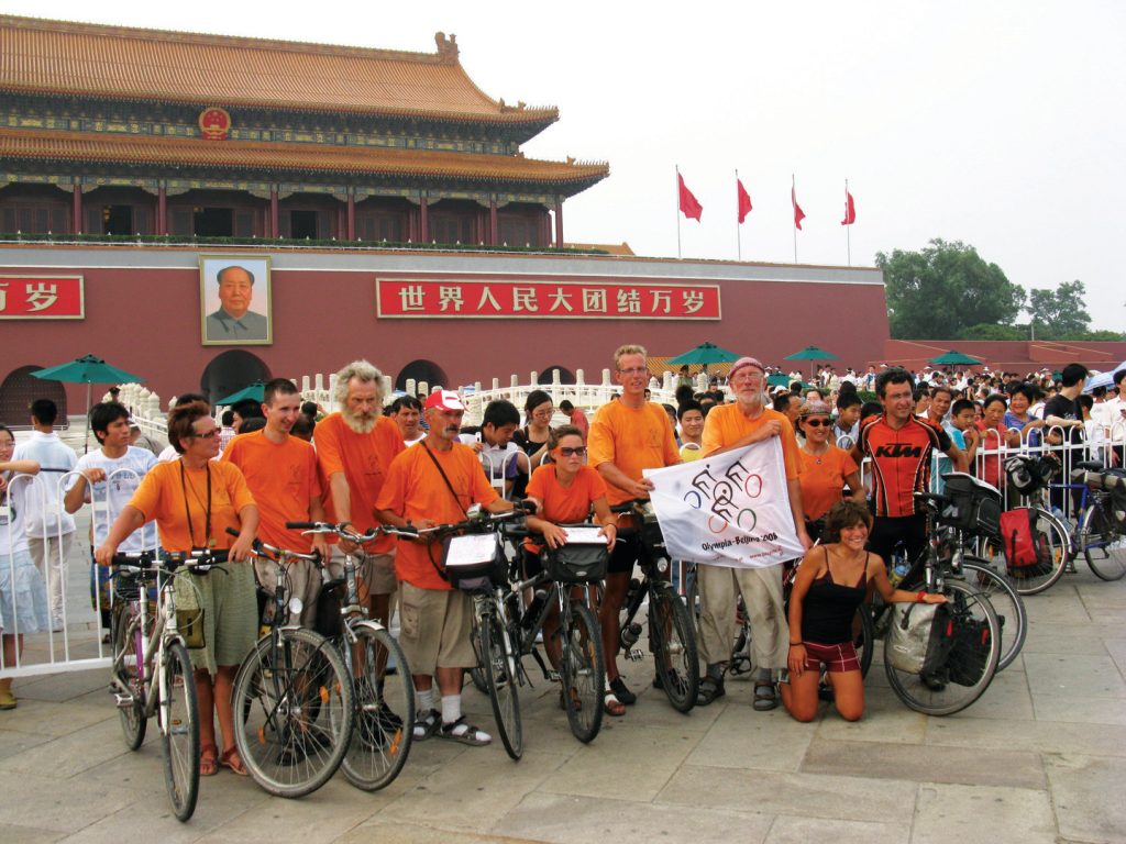 Baltic Cycle’2008 žygio Didžiuoju šilko keliu Iš Olimpijos į Pekiną dalyviai, baigę šešių mėnesių kelionę Tiananmenio aikštėje priešais Uždraustojo miesto vartus