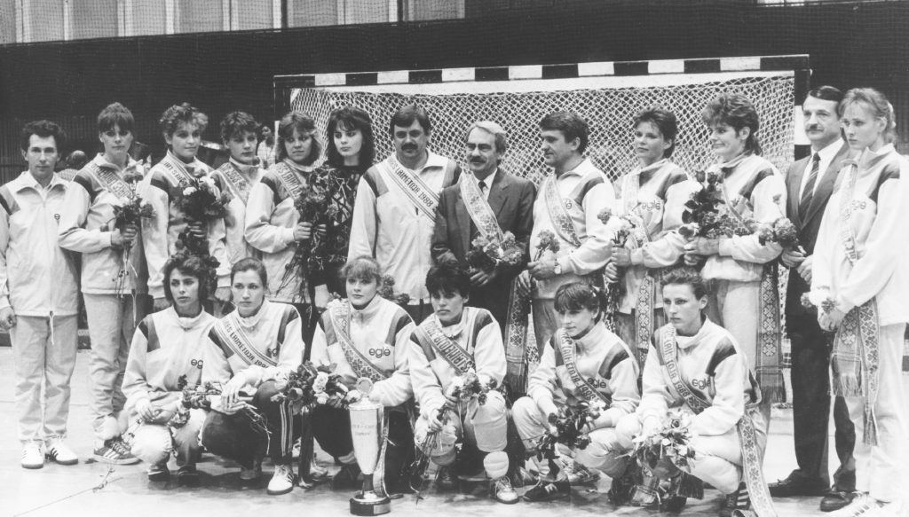 1988 Europos IHF taurės laimėtoja – Vilniaus Eglės rankinio komanda. Tupi (iš kairės): masažistė E. Žižiūnaitė, A. Galdikaitė-Krasaitienė, L. Juozulynaitė-Sadzon, L. Obručaitė-Ivanauskienė, E. Jerdekova-Berčiūnienė, J. Žemaitytė-Jankevičienė; stovi (iš kairės): gyd. K. Pranckevičius, S. Mažeikaitė-Strečen, R. Kužimova-Sypkuvienė, L. Gudauskytė-Kavaliauskienė, A. Miklušytė-Fridrikas, D. Kalauskaitė-Zinkevičienė, tr. R. Stankevičius, vad. S. Ilikevičius, vyr. tr. A. Taraskevičius, R. Šulskytė, M. Trainovskaja-Rickevičienė, kom. administr. A. Vaitkevičius, L. Selianikaitė-Pavolienė
