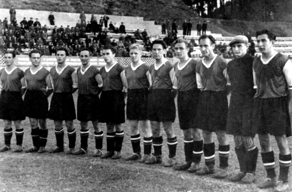 Lietuvos rinktinė – 1949 Pabaltijo turnyro laimėtoja. Iš kairės: B. Galvičius, J. Šlyžius, M. Daukša, H. Jakimavičius, A. Mačiulis, V. Saunoris, S. Paberžis, V. Rylis, S. Penkauskas, A. Stelmokas, Z.Ganusauskas