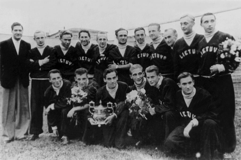 Lietuvos jaunių futbolo komanda – 1946 SSRS čempionė. Pirmoje eilėje (iš kairės): A. Grincevičius, V. Javorskis, R. Liutkevičius, T. Kižys, P. Liutkevičius, A. Griškonis. Antroje eilėje: L. Falkauskas (vad.), H. Kurauskas, J. Kedys, J. Labutis, Č. Grigaravičius, tr. E. Pastaras, M. Daukša, K. Eismontas, V. Neverauskas, L. Ulozevičius, A. Mačiulis