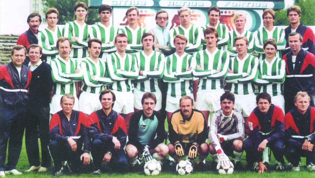 Vilniaus Žalgirio futbolininkai – 1987 SSRS čempionato prizininkai. Tupi (iš kairės): tr. G. Kaledinskas, kom. viršininkas R. Vosylius, A. Koncevičius, V Jurkus, A. Kalinauskas, masaž. S. Bružas, tr. E. Riabovas; 1‑oje eilėje: masaž. L. Mickus, admin. A. Fondis, A. Mackevičius, G. Kviliūnas, R. Tautkus, V. A. Ivanauskas, V. Sukristovas, I. Pankratjevas, K. Ruzgys, A. Narbekovas, vyr. tr. B. Zelkevičius; 2‑oje eilėje: tr. V. Jančiauskas, V. Buzmakovas, V. Baltušnikas, R. Mažeikis, A. Janonis, gyd. A. Kornejevas, S. Baranauskas, V. Rasiukas, V. Bridaitis, S. Jakubauskas, admin. A. Mickus