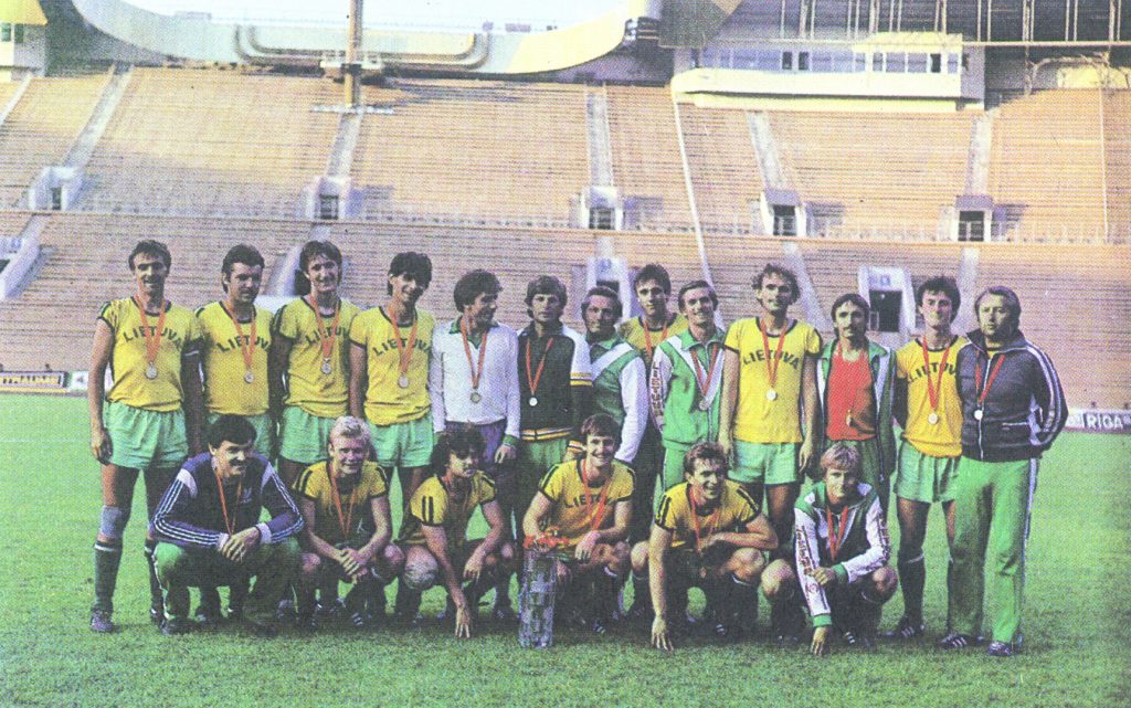 Lietuvos jaunimo futbolo rinktinė – 1983 SSRS tautų spartakiados laimėtoja. Tupi iš kairės: V. Lekevičius, V. Bridaitis, R. Bubliauskas, R. Siniakovas, V. Buzmakovas, R. Deltuva; stovi: R. Tautkus, G. Žamba, I. Pankratjevas, R. Mažeikis, A. Koncevičius tr. V. Gedgaudas, J. Lapeikis, V. Ivanauskas, A. Savukynas, V. Levendrauskas, V. Verbickas, R. Mažeika, tr. P. Paukštys