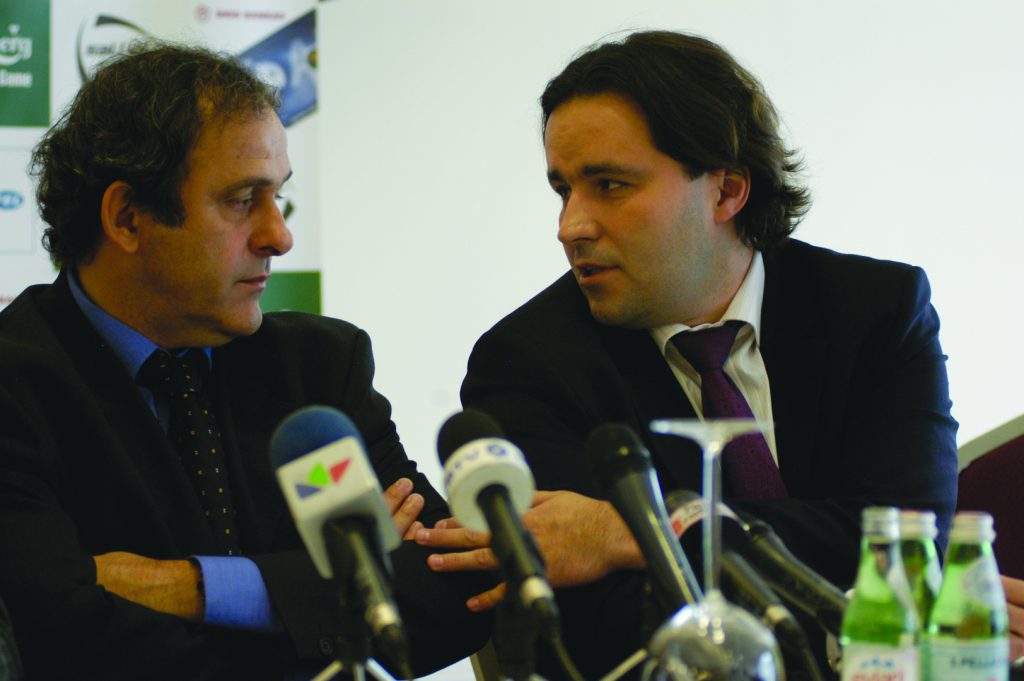 Europos futbolo federacijų asociacijos prez. M. Platini (kairėje) ir Lietuvos futbolo federacijos prez. L. Varanavičius