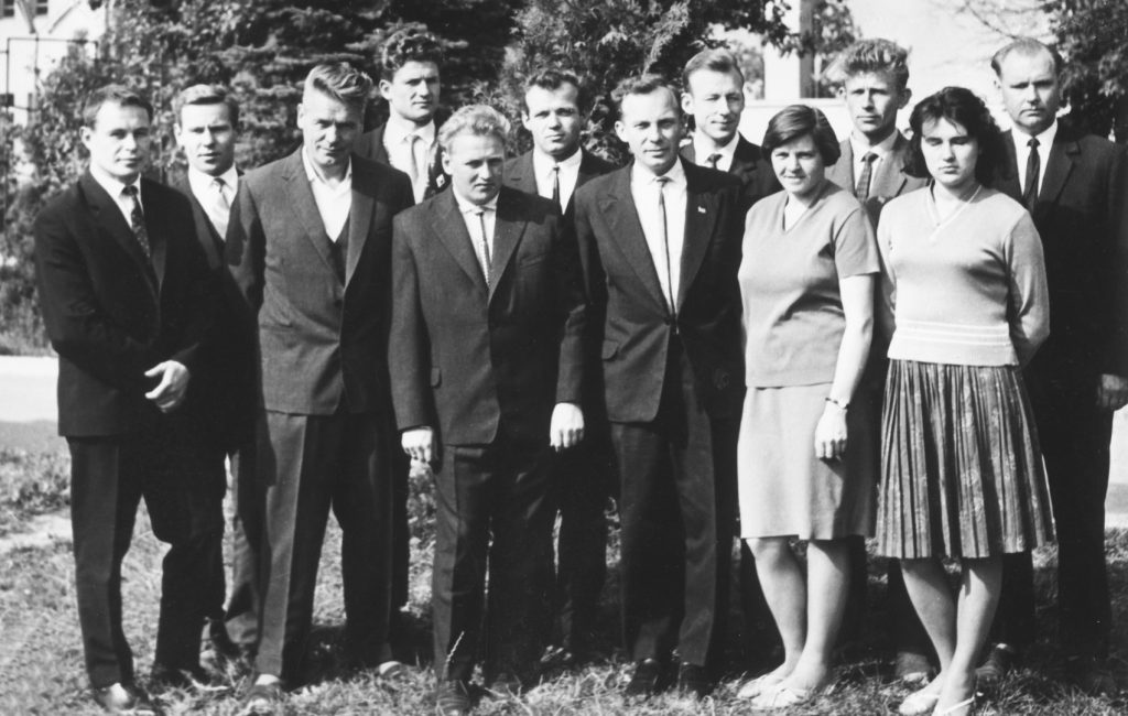 Aukštojo sportinio meistriškumo mokyklos treneriai ir vadovai (1965). Iš kairės: V. Bagdonavičius, A. Narušis, St. Šačkus, Vl. Stašaitis, L. Račys, V. Tarasevičius, dir. A. Vainorius, B. Rusteika, J. Aleksandravičienė, J. Gedminas, L. Michelevičiūtė, J. Anilionis