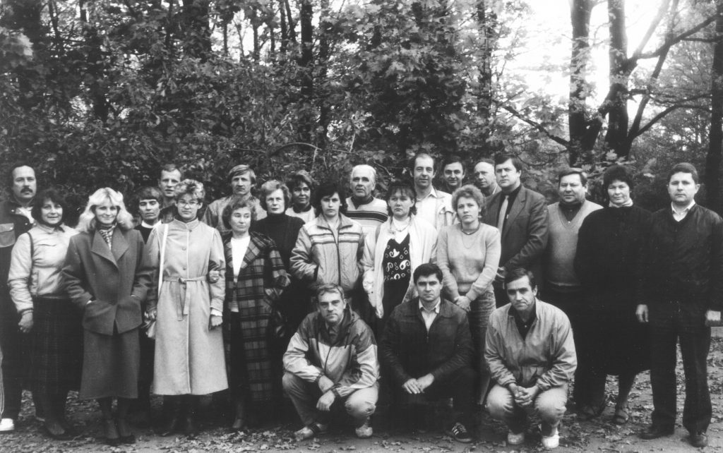 ASMM trenerių ir darbuotojų kolektyvas (1988). Tupi (iš kairės): A. Arelis, P. Bezubovas, L. Bezubovas; stovi (iš kairės): tr. V. Galubauskas, auklėtoja S. Sunelaitienė, tr. M. Butkienė, metod. M. Gudiškytė, tr. V. Čekaitis, gyd. G. Aleksiejūtė, tr. A. Čikotas, sandėlininkė A. Araminienė, metodininkė M. Makauskienė, sekr. J. Morkūnienė, laivų meistras K. Birulis, masažuotoja (pavardė nežinoma), tr. V. Butkus, tr. A. Sapka, metodininkė D. Galubauskienė, tr. J. Gedminaitė, dir. V. Krimelis, mok. d. ved. P. Narušis, tr. B. Kalėdienė, mok. d. ved. V. Aldonis