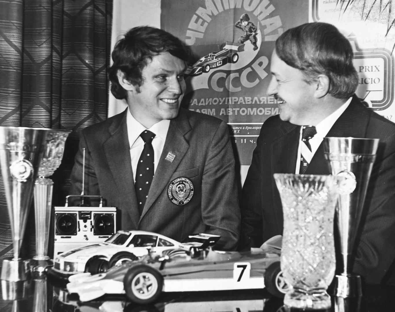 H. Visockas (kairėje) – daugkartinis SSRS greituminių automodelių čempionas su savo treneriu J. Bakšiu (1981)
