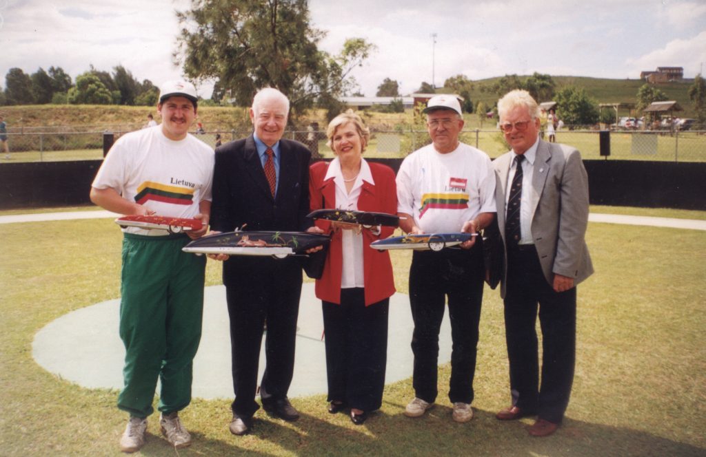 1998 pasaulio čempionate Sidnėjuje. Iš kairės: K. Štellingas, LR gen. konsulas V. Šliteris, LTOK atstovas 2000 OŽ Sidnėjuje A. Laukaitis (pirmas iš dešinės)