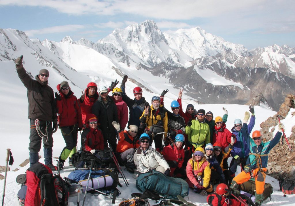 Kalnų turiados Tian Šanis‑2009 dalyviai prie Terskej Alatau viršūnių (vad. A. Jucevičius)