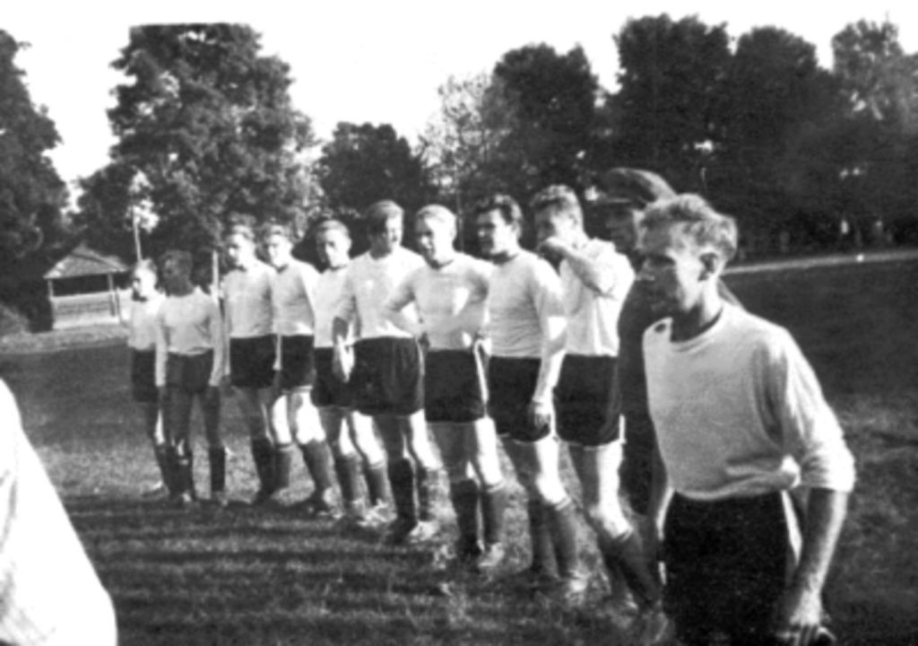 1959 Veisiejų Ančios futbolo komanda. Iš dešinės: Z. Demisevičius, V. Janušauskas, Z. Dumbliauskas, J. Čakas, A. Kunigėlis, A. Mizaras, Z. Vilkavickas, A. Nizevičius, A. Baliūtis, J. Dabušinskas, Z. Jefimovas