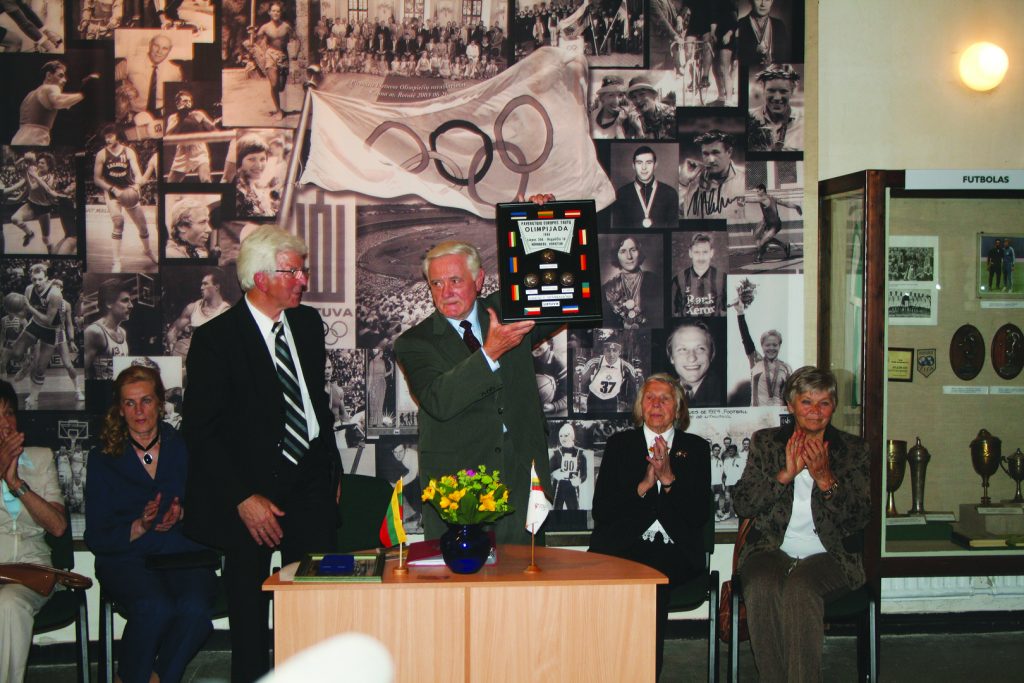 Lietuvos Respublikos Prezidentas V. Adamkus 2009 įteikia muziejui dovaną – 1948 Pavergtųjų Europos tautų olimpiadoje iškovotų medalių komplektą