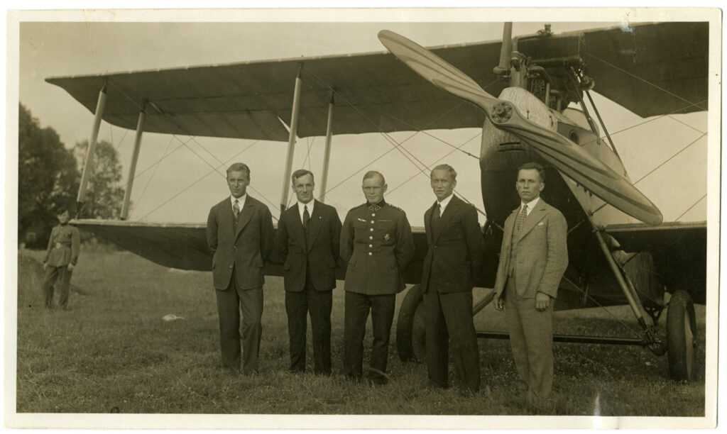 onas Narbutas (stovi pirmas iš kairės) su kitais I laidos civiliais lakūnais Kauno aerodrome (1930 05 28)
