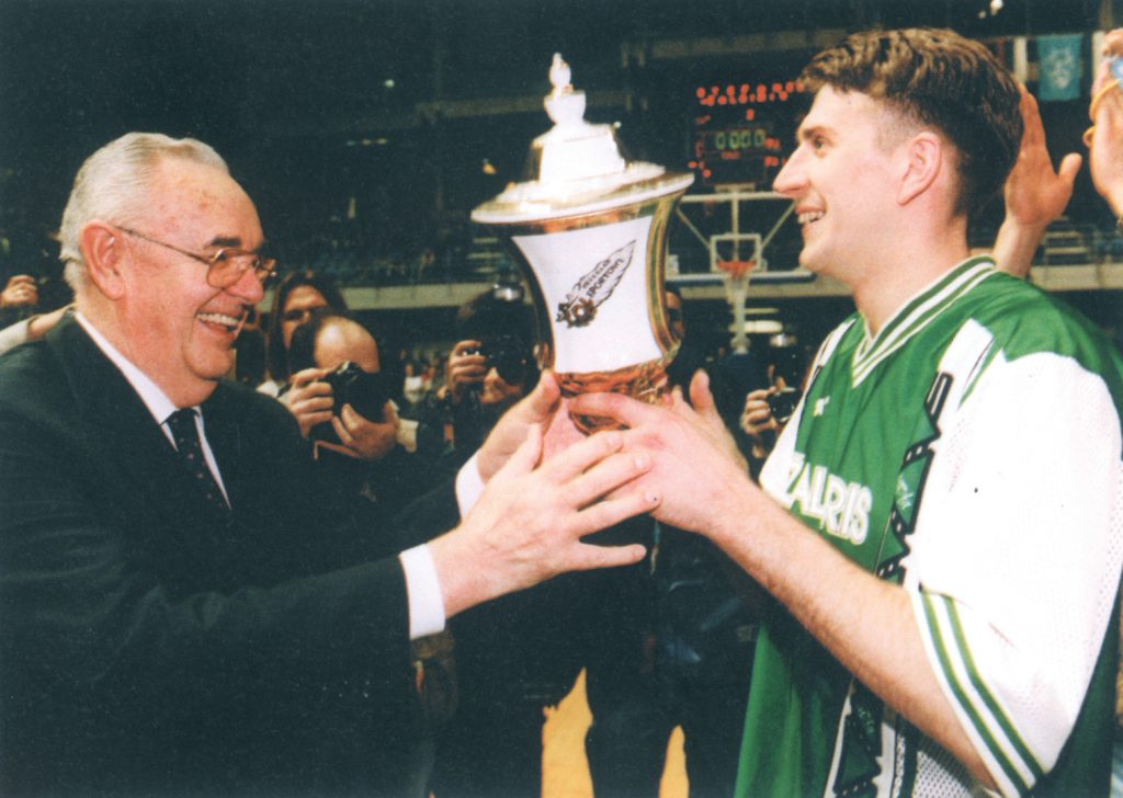 FIBA gen. sekretorius B. Stankovičius Kauno Žalgirio kpt. D. Maskoliūnui įteikia Europos šalių taurių laimėtojų taurę (1998)