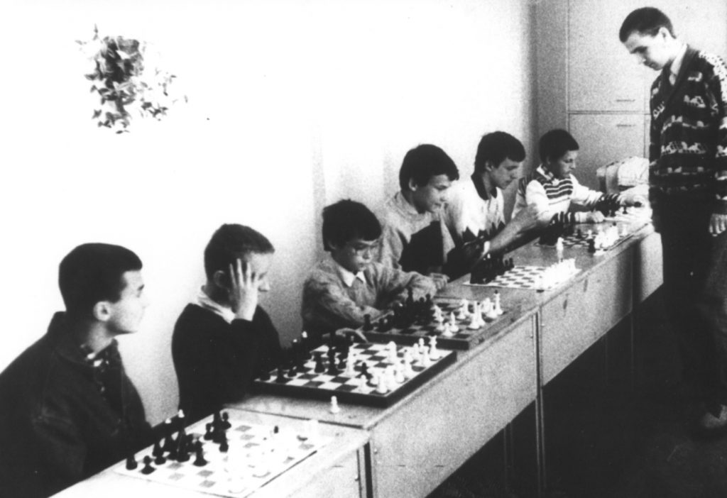 Lietuvos šachmatų čempionas A. Šlapikas žaidžia simultaną su jaunaisiais šachmatininkais