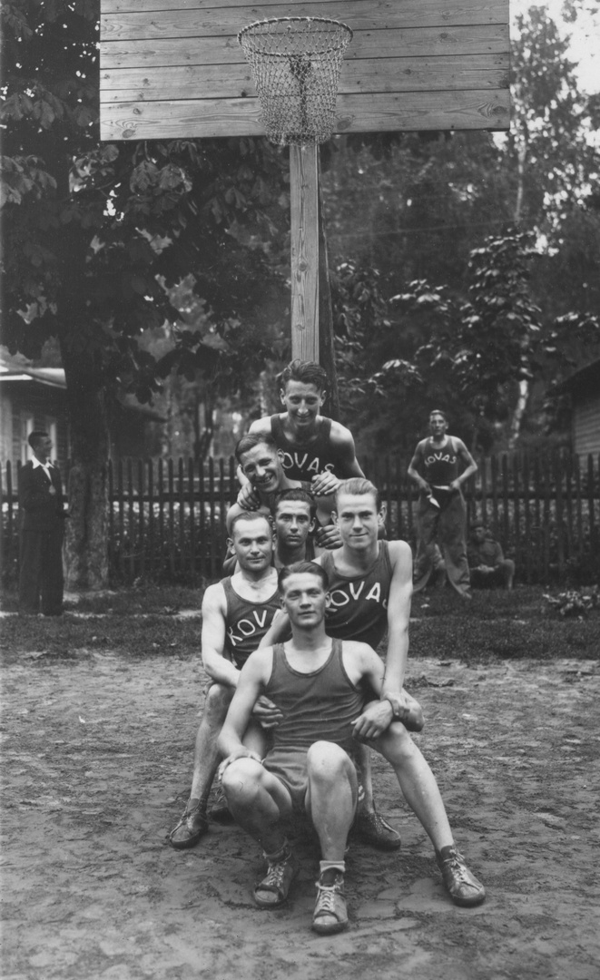 1938 Kauno Kovo krepšinio komanda: V. Macevičius, Tumaitis, Žukauskas, Chvedukas (kiti nežinomi)