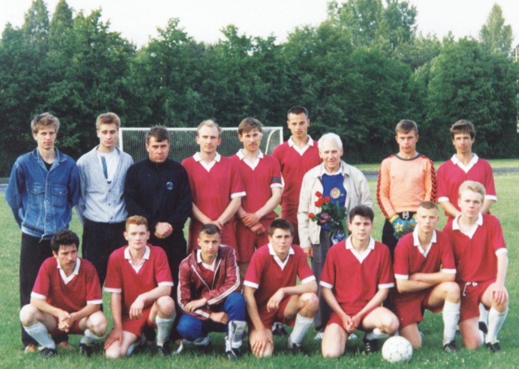Kretingos "Minijos" futbolo komanda po rungtynių su Vilniaus "Andu-Polonija" (1994)