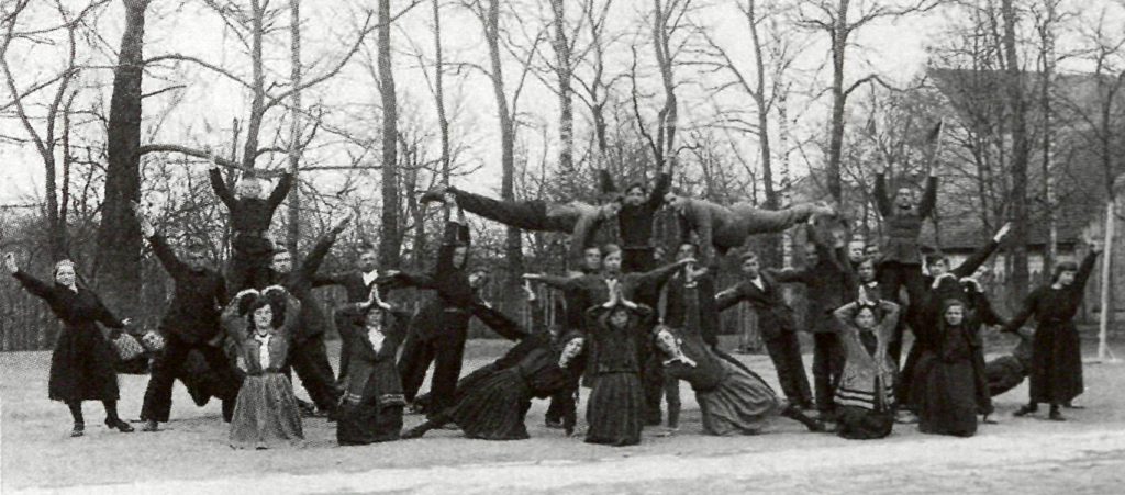 Marijampolės klubų Vaidotas ir Mirga sportininkai gimnazijos kieme (1924)