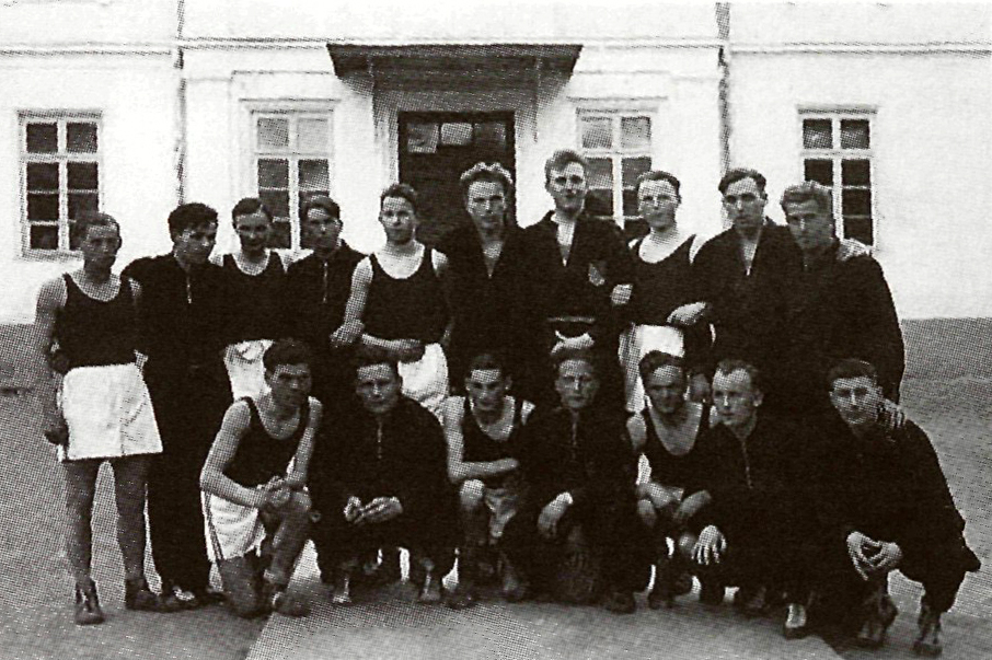 Rygiškių Jono gimnazijos komanda su Lietuvos krepšininkais – Europos čempionais Marijampolėje (1938)